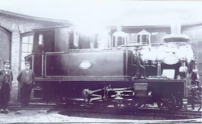 2 män stående vid ånglok
Nyckelord: Ånglok Järnväg