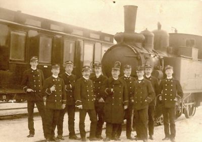 10 lokförare stående framför lok
Nyckelord: Lok Järnväg Uniform