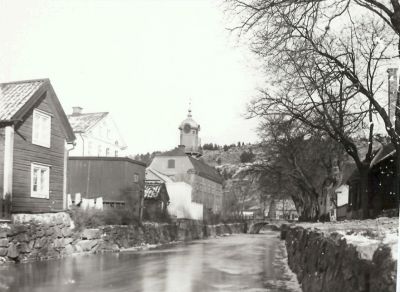 Stadsvy med byggnader längs vattendrag
