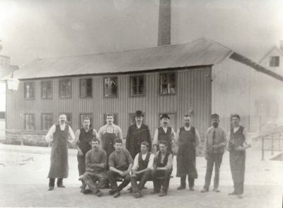 12 män framför fabriksbyggnad
Nyckelord: Snickeri