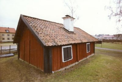 Låg träbyggnad med fönsterluckor
Nyckelord: Grindstuga