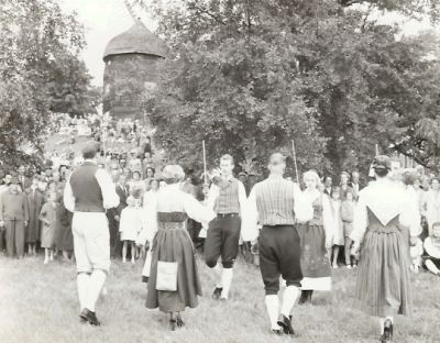 Folkdansuppvisning i park vid väderkvarn
Nyckelord: Folkdans Folkdräkt Väderkvarn Svärd