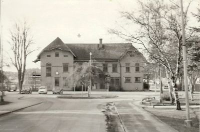 Stor träbyggnad med rondell framför
Nyckelord: Järnvägsstation