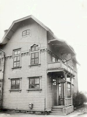 Stor träbyggnad
Nyckelord: Järnvägsstation