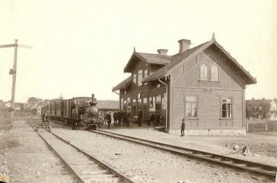 Ångloksdraget tåg vid järnvägsstation
Nyckelord: Ånglok Järnvägsstation Dressin