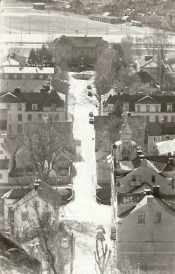 Stadsvy längs gata
Nyckelord: Järnvägsstation