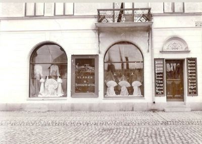 Affärsbyggnad vid gata
Nyckelord: Kullersten