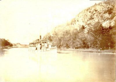 Ångbåt på vattendrag
Nyckelord: Båt