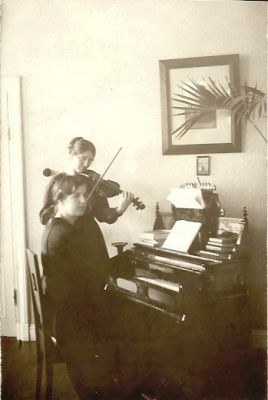 2 kvinnor som spelar musik
Nyckelord: Fiol Piano