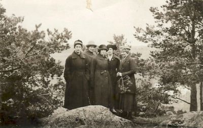 5 kvinnor stående på ett berg
