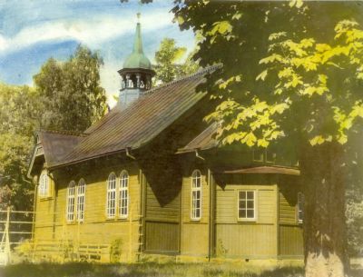 Träkyrka i park
