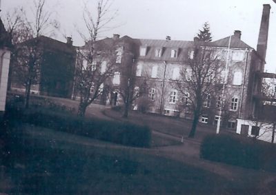 Större byggnad med park

