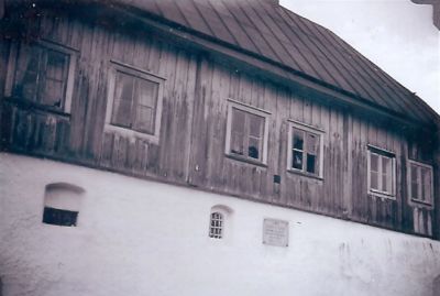 Träbyggnad med hög stenfot
