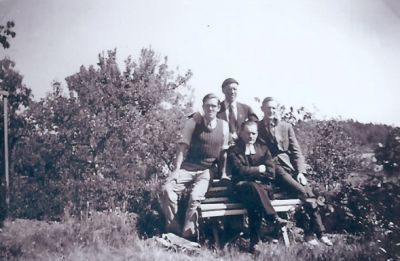 4 män runt parksoffa
