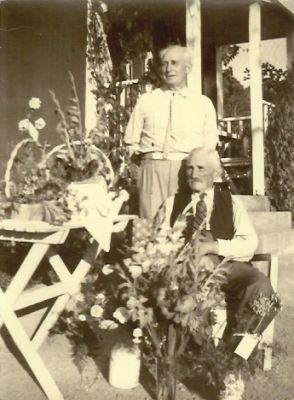 1 sittande och 1 stående man bland blommor
Nyckelord: Blommor