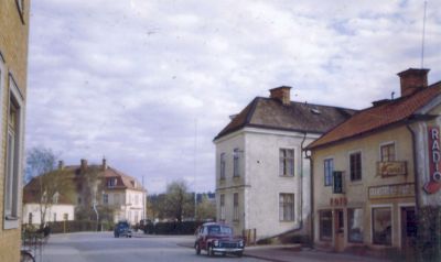 Gatuvy med bilar i vänstertrafik
Nyckelord: Bil