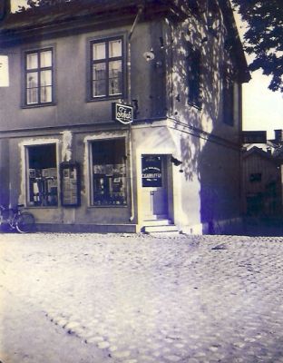 Tobaksaffär invid stenbelagd gata
Nyckelord: Tobak