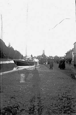 Båt och människor i hamn
Nyckelord: Båt Hamn