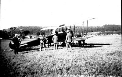 Flygplan stående på gärde
Nyckelord: Flygplan