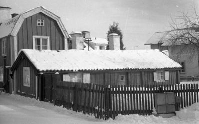 Lågt hus med snö på taket
Nyckelord: Kalle mä pipa Hus