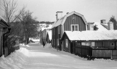 Lågt hus med snö på taket
Nyckelord: Staket Snö
