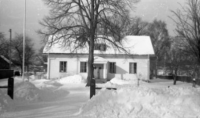 Hus inbäddat i snödrivor
