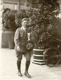 Man i scoutuniform
Nyckelord: Dräkt