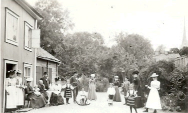 Familjefest på innerstadsgård
