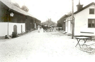 Hästekipage på innerstadsgård
Nyckelord: Hållgård