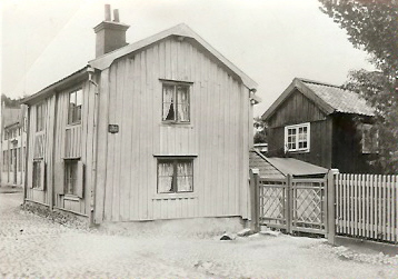 Byggnad vid kullerstensgata
