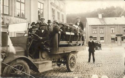 Öppen lastbil med många passagerare på flaket
Nyckelord: Lastbil
