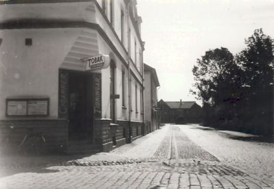 Butik med ingång från gatuhörn
Nyckelord: Tobak
