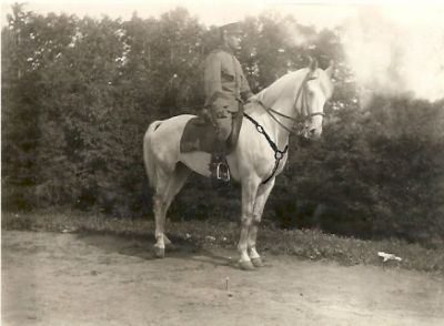 Man sittande till häst
Nyckelord: Häst Uniform