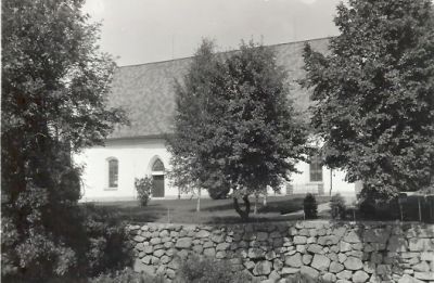 Kyrka och stenmur
