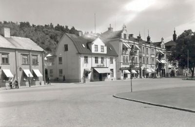 Byggnader invid torg
