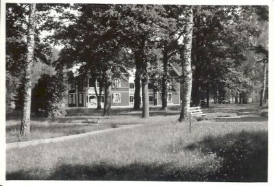 Stor trävilla i parkmiljö
