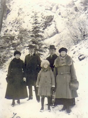 2 män 2 kvinnor och 1 flicka i vintermiljö
