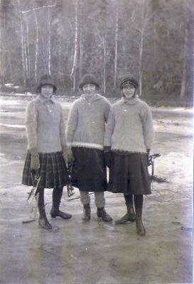 3 flickor stående på is med skridskor i händerna
Nyckelord: Skridsko