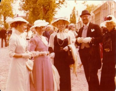 4 damer och 1 herre alla med gammaldags kläder
Nyckelord: Dräkt