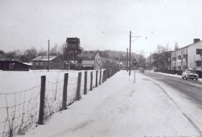 Gatuvy med utsiktstorn
Nyckelord: Bil
