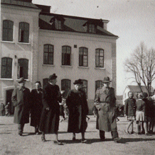 Män, kvinnor och barn samlade på skolgård
Nyckelord: Skola, Skolgård, Lärare
