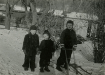 Tre vinterklädda barn stående med en kälke
Nyckelord: Barn, Vinterlek