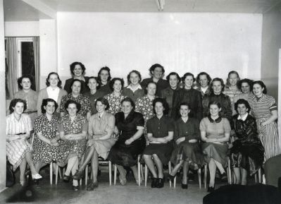 Kvinnor sittande och stående i ett rum
Nyckelord: Textilfabrik, Yllelagning