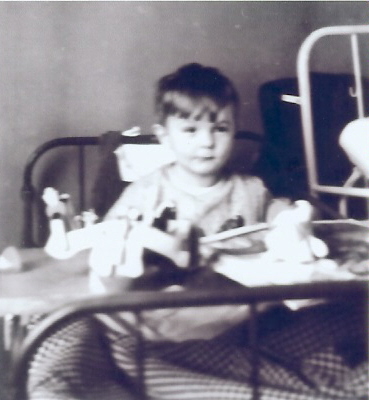 Pojke sittande i säng med leksaker
Nyckelord: Leksak