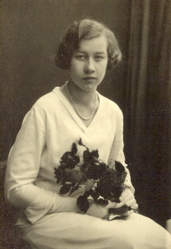 Flicka sittande med blombukett
Nyckelord: Konfirmation