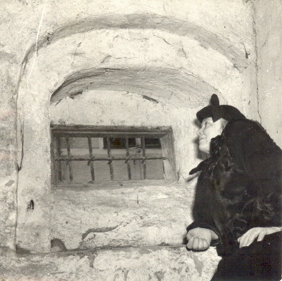 Kvinna undersöker källarvalv
