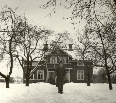 Man framför villa
