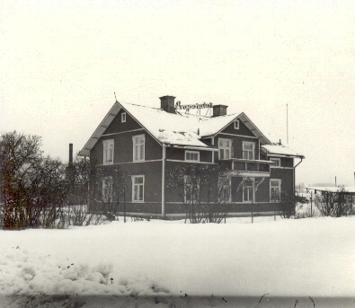 Villa i vinterlandskap
