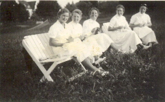 5 sjuksköterskor  sittande utomhus
