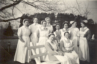 10 sjuksystrar utomhus
